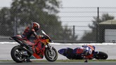 Insiden melibatkan pebalap KTM Johann Zarco (kiri) dengan pebalap Tech3 Miguel Oliveira terjadi pada lap delapan. Zarco menyenggol Oliveira saat berusaha menyalip dari sisi dalam. (Adrian DENNIS / AFP)