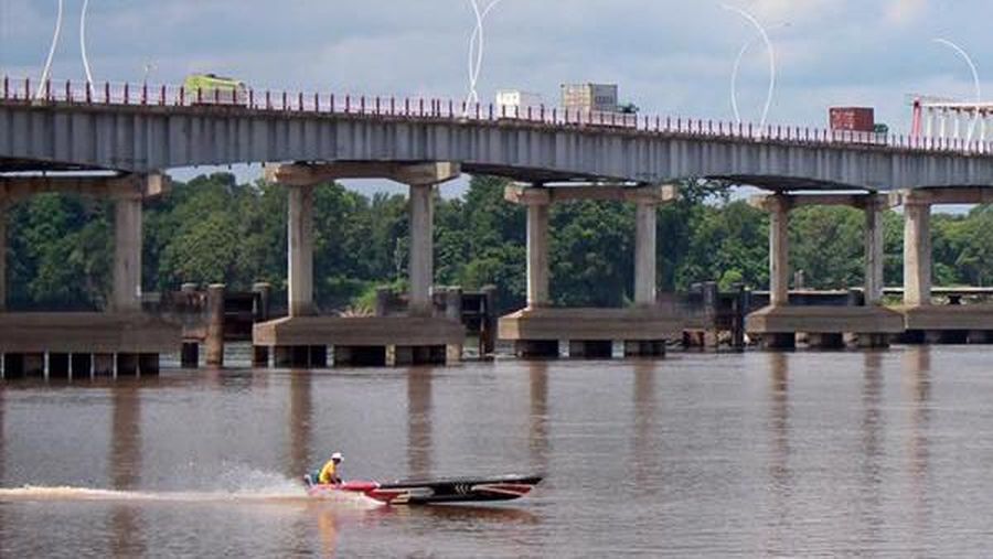 Pulau Kalimantan belakangan kian ramai diperbincangkan, kini mempunyai jembatan terpanjang ketiga.