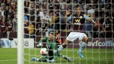 Pertandingan pekan ketiga Liga Inggris dibuka dengan laga Aston Villa vs Everton di Stadion Villa Park. Tuan rumah meraih kemenangan 2-0 atas Everton lewat gol Wesley dan Anwar El Ghazi. Hasil itu jadi kemenangan pertama bagi Villa setelah kalah dalam dua laga sebelumnya. (AP Photo/Rui Vieira)