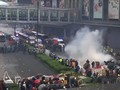 VIDEO: Polisi Hong Kong Todongkan Pistol ke Arah Demonstran