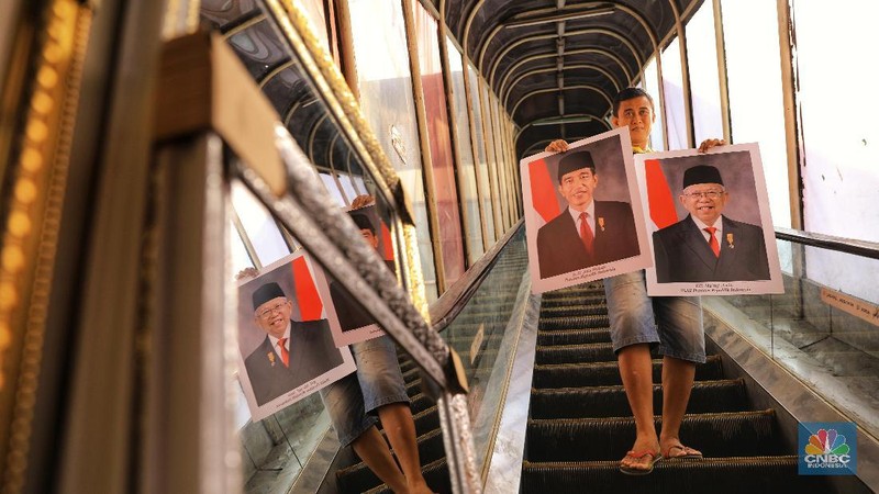 Mendekati pelantikan presiden terpilih pada 20 Oktober mendatang, penjualan poster Jokowi - Ma'ruf Amin meningkat.