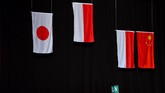 Bendera Merah Putih dikibarkan saat prosesi penyerahan medali emas untuk ganda putra Indonesia Hendra Setiawan/Mohammad Ahsan usai mengalahkan ganda putra Jepang Takuro Hoki/Yugo Kobayashi pada final Kejuaraan Dunia Bulutangkis 2019 di St. Jakobshalle, Basel, Swiss, Minggu (25/8). (ANTARA FOTO/Hafidz Mubarak)
