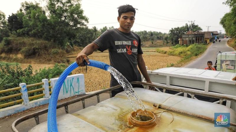 Akibat kemarau berkepanjangan warga Cibarusah, Kabupaten Bekasi, harus membeli air untuk dapat minum.