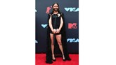 Entah bertema apa, tapi penata rambut dan tv personaliti Jonathan Van Ness terlihat tak punya konsep. Bisa jadi dia ingin tampil bak satria seksi (Johannes EISELE / AFP)