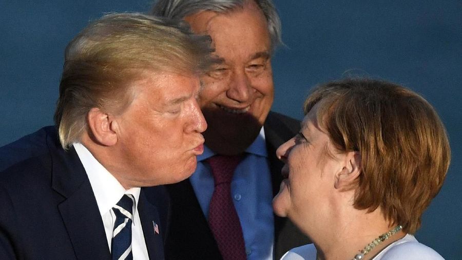 U.S. First Lady Melania Trump kisses Canada's Prime Minister Justin Trudeau next to U.S. President Donald Trump and Brigitte Macron, wife of French President Emmanuel Macron, during the family photo with invited guests at the G7 summit in Biarritz, France, August 25, 2019. Andrew Parsons/Pool via Reuters