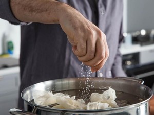 6 Trik Mengatasi Masakan Keasinan, Tak Perlu Dibuang!