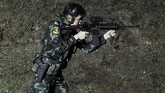 Dalam salah satu foto, Sineenat bersama sang suami kompak mengenakan seragam tentara. (Royal Household Bureau/Handout via REUTERS)