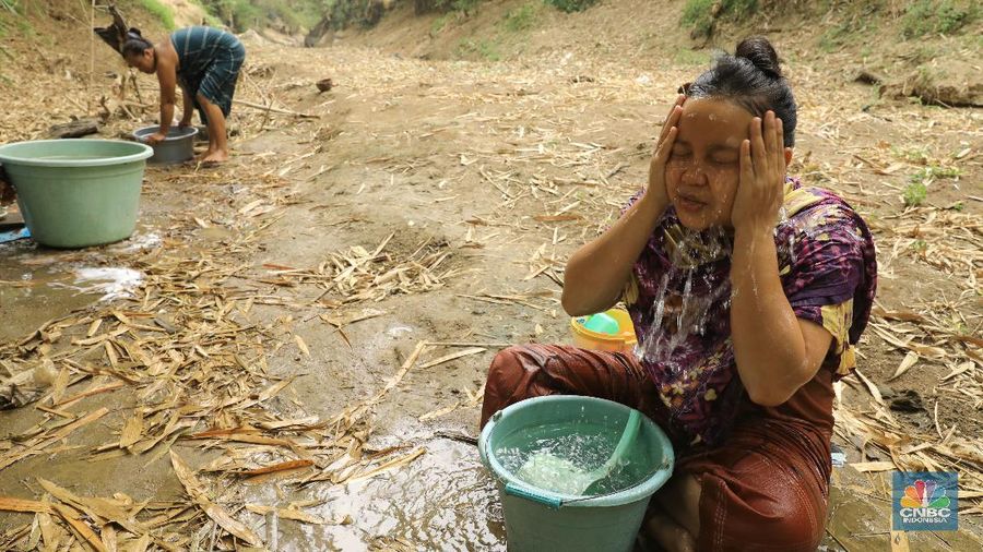Akibat kemarau berkepanjangan warga Cibarusah, Kabupaten Bekasi, harus membeli air untuk dapat minum.