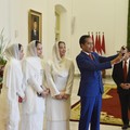 Senyum Lebar Jokowi Saat Selfie dengan 3 Putri Malaysia
