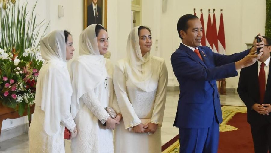 Jokowi berharap kunjungan Sultan Abdullah mempererat hubungan antara Indonesia dan Malaysia.