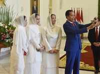 Senyum Lebar Jokowi Saat Selfie dengan 3 Putri Malaysia
