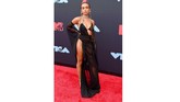 Quin tampaknya bergaya terlalu seksi dengan dress yang terlalu seksi, terlalu banyak cut out dan slit super tinggi. (Jamie McCarthy/Getty Images for MTV/AFP)