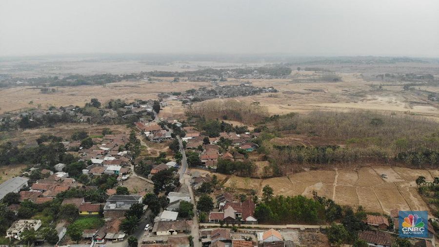 Akibat kemarau berkepanjangan warga Cibarusah, Kabupaten Bekasi, harus membeli air untuk dapat minum.