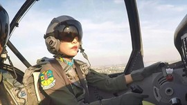 Aksi Selir Raja Thailand Terbangkan Jet hingga Kokang Senjata