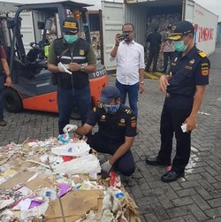 Perang Dagang Jadi Biang Kerok Banjirnya Impor Sampah ke RI?