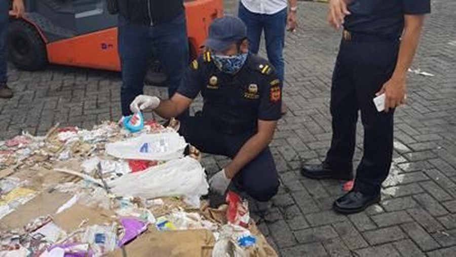 Tiga pelabuhan utama Indonesia ternyata kerap menerima kontainer berisi sampah.