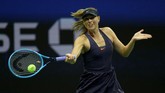 Maria Sharapova tak mampu mengimbangi Serena Williams dan akhirnya kalah dua set langsung, 1-16, 1-6. (Matthew Stockman/Getty Images/AFP)