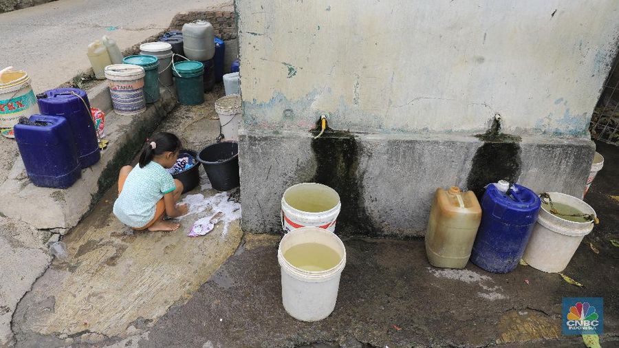 Akibat kemarau berkepanjangan warga Cibarusah, Kabupaten Bekasi, harus membeli air untuk dapat minum.
