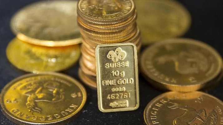FILE PHOTO: Gold bullion is displayed at Hatton Garden Metals precious metal dealers in London, Britain July 21, 2015. REUTERS/Neil Hall/File Photo