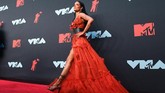 Di VMA 2019, Halsey memilih untuk menggunakan gaun bergaya bohemian rancangan Dundas. (Johannes EISELE / AFP)