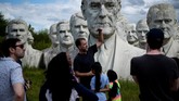 Patung-patung setinggi 5-6 meter itu memiliki kondisi yang rusak dan sebagian telah hancur, mirip dalam lokasi syuting film horor. (Brendan Smialowski / AFP)