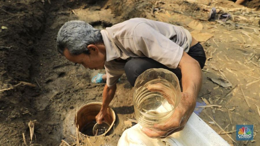 Akibat kemarau berkepanjangan warga Cibarusah, Kabupaten Bekasi, harus membeli air untuk dapat minum.