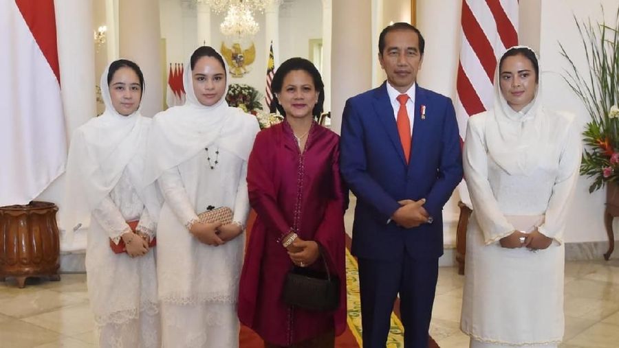Jokowi berharap kunjungan Sultan Abdullah mempererat hubungan antara Indonesia dan Malaysia.