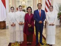 Berkerudung Putih, Comelnya 3 Putri Malaysia di Istana Bogor