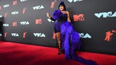 Lil' Kim terlihat seperti flamingo berwarna ungu dan hitam. Dia terlalu berbulu. (Johannes EISELE / AFP)
