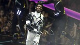 Lil Nas X menampilkan