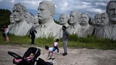 Adickes dan Newman membangun taman patung ini karena terinspirasi dengan ukiran raksasa wajah empat presiden Amerika Serikat di Gunung Rushmore, Dakota. (Brendan Smialowski / AFP)