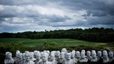 Sebanyak 43 patung kepala Presiden Amerika Serikat diam membisu di tengah padang rumput di Croaker, Virginia, Amerika Serikat dan mampu menarik pengunjung dari pengendara yang lalu-lalang. (Brendan Smialowski / AFP)