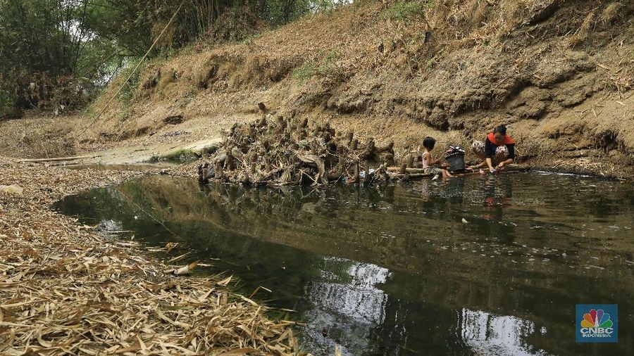 Akibat kemarau berkepanjangan warga Cibarusah, Kabupaten Bekasi, harus membeli air untuk dapat minum.