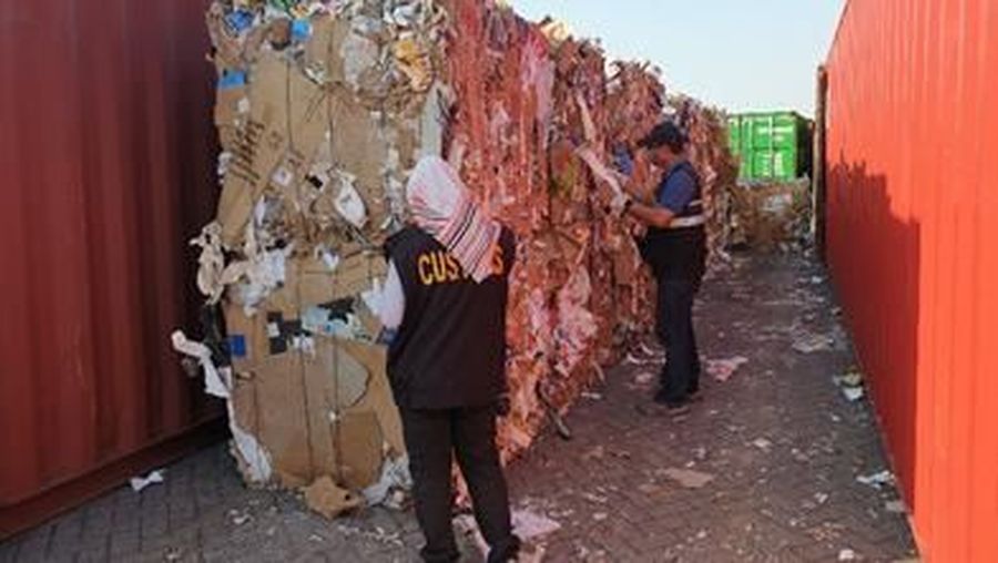 Ada puluhan kontainer sampah impor masuk Indonesia.