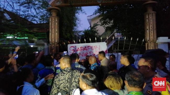 Gubernur Lukas Enembe Ditolak Mahasiswa Papua di Surabaya