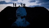 Hingga kemudian Hankins datang ke taman tersebut karena dilelang. Newman sempat meminta patung-patung tersebut dihancurkan. Namun Hankins malah memindahkan patung-patung itu ke lahannya. (by Brendan Smialowski / AFP)