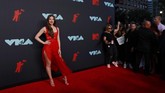 Hailee Steinfeld memilih memakai gaun merah merona. Pesona seksinya diberikan dengan sentuhan gaun yang menerawang. (REUTERS/Caitlin Ochs)