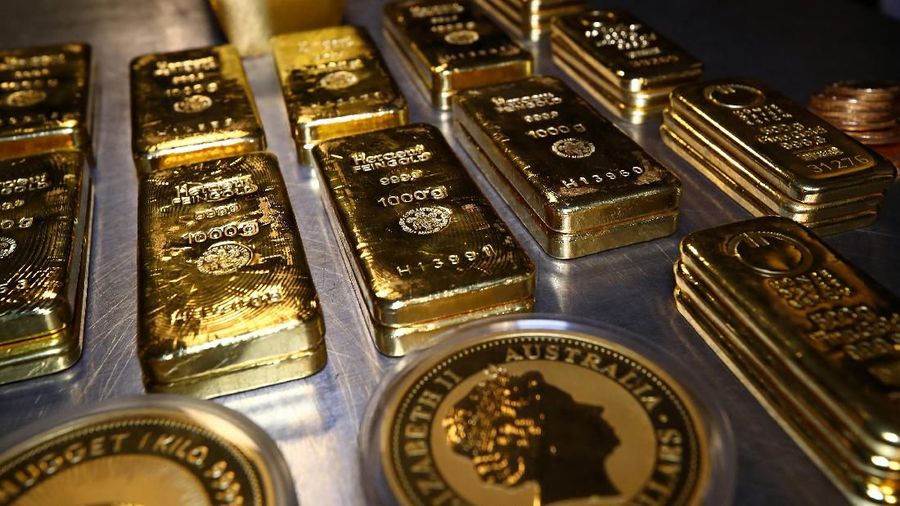 Penyebaran virus korona tak cukup kuat buat mengangkat harga emas karena dolar masih perkasa