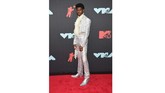 Lil Nas X bergaya sedikit festive. Dia memilih memakai busana bergaya western dengan warna silver yang berkilau. Dia memilih meninggalkan gaya cowboynya. (Evan Agostini/Invision/AP)