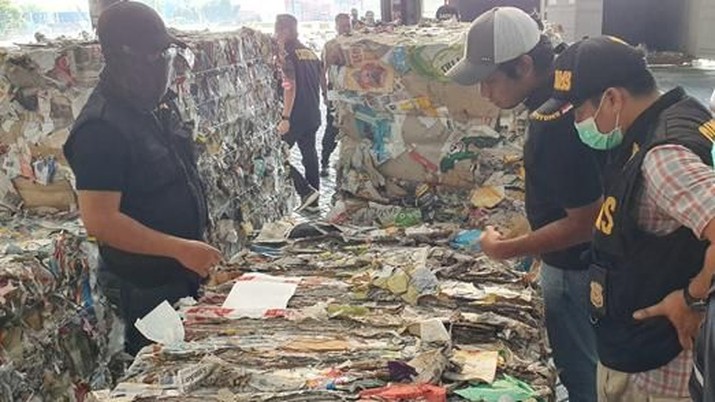 Tega! Impor Sampah RI 'Disusupi' Bekas Infus Hingga Pamper Demikian disampaikan Menteri Lingkungan Hidup dan Kehutanan Siti Nurbaya di Kompleks Istana Kepresidenan Bogor, Jawa Barat, Selasa (27/8/2019).