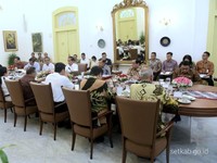 Impor Sampah 'Disusupi' Bahan Beracun, Jokowi: Tindak Tegas!