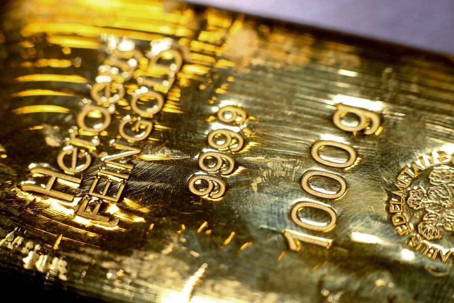 Ditekan Kanan-Kiri, Harga Emas Bisa Melemah Lagi