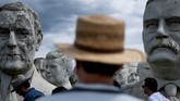 Patung-patung tersebut, mulai dari era Washington hingga George W Bush berkumpul dan berbaris menghadap jalanan, menatap dalam diam. (Brendan Smialowski / AFP)