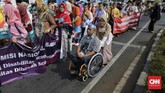 Mereka mengenakan kostum adat dari berbagai daerah. Ada yang mengenakan baju adat Jawa, Betawi, Padang, Batak, dan daerah lainnya. (CNN Indonesia/Adhi Wicaksono)