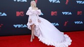 Zara Larsson memilih tampilan bak putri dengan gaun pink rancangan Giambatistta Valli Couture. (REUTERS/Caitlin Ochs)