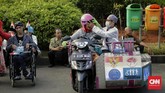 Sejumlah penyandang disabilitas mengikuti pawai budaya di Jakarta Pusat, Selasa (27/8), dalam rangka menyambut HUT ke-74 Kemerdekaan RI. (CNN Indonesia/Adhi Wicaksono)