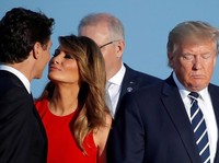 Viral, Trump Manyun Saat Melania 