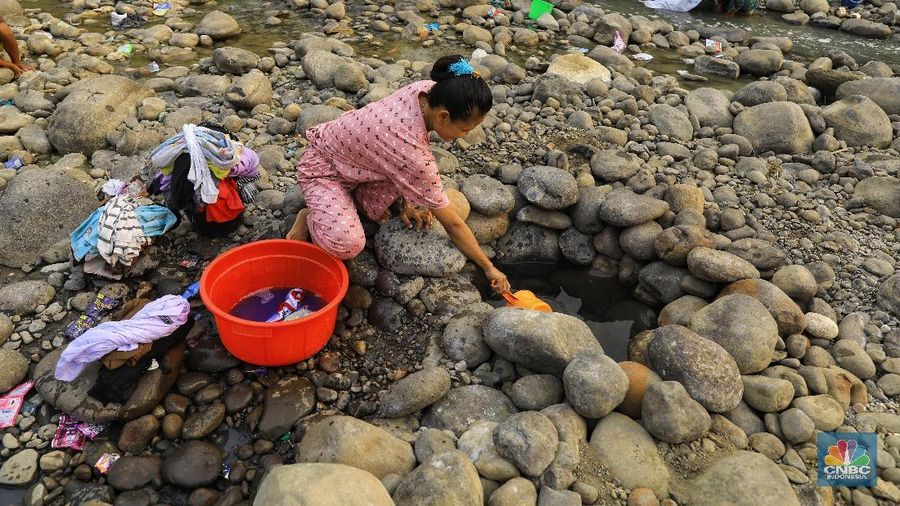 Akibat kemarau berkepanjangan warga Cibarusah, Kabupaten Bekasi, harus membeli air untuk dapat minum.