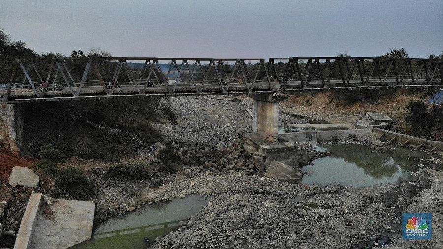 Akibat kemarau berkepanjangan warga Cibarusah, Kabupaten Bekasi, harus membeli air untuk dapat minum.