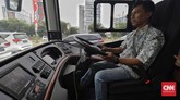 Pak sopir terlihat santai mengendarai kendaraan bertenaga listrik produksi anak bangsa. (CNN Indonesia/Adhi Wicaksono)